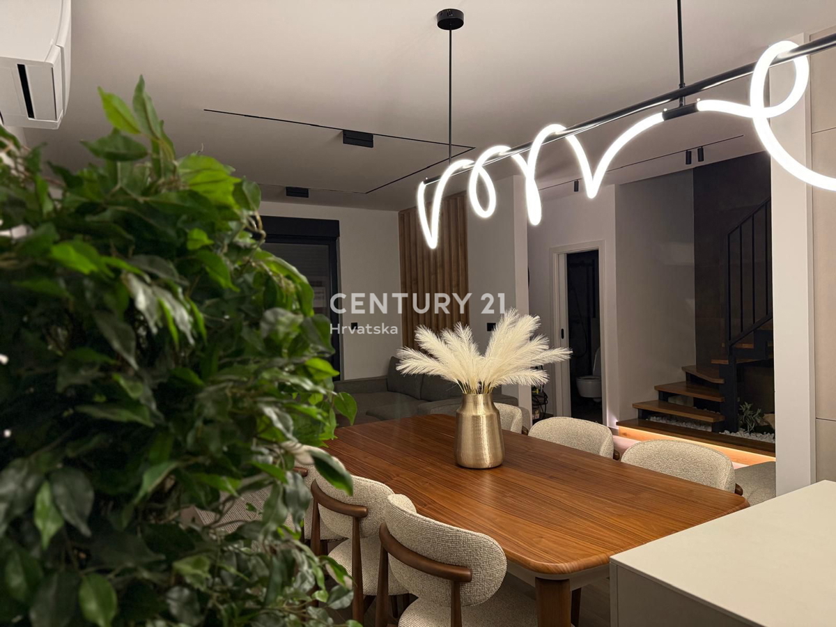 POREČ, 7 KM, NUOVA COSTRUZIONE CON TRE CAMERE DA LETTO E PISCINA