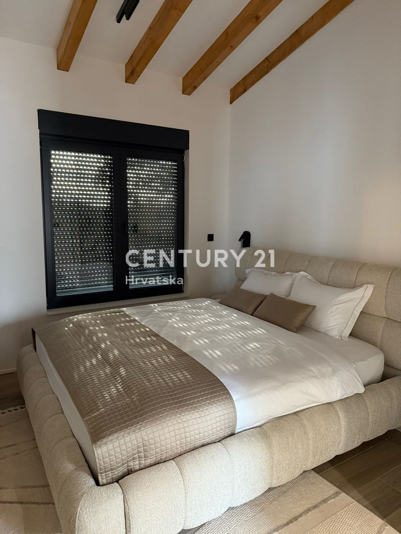 POREČ, 7 KM, NUOVA COSTRUZIONE CON TRE CAMERE DA LETTO E PISCINA