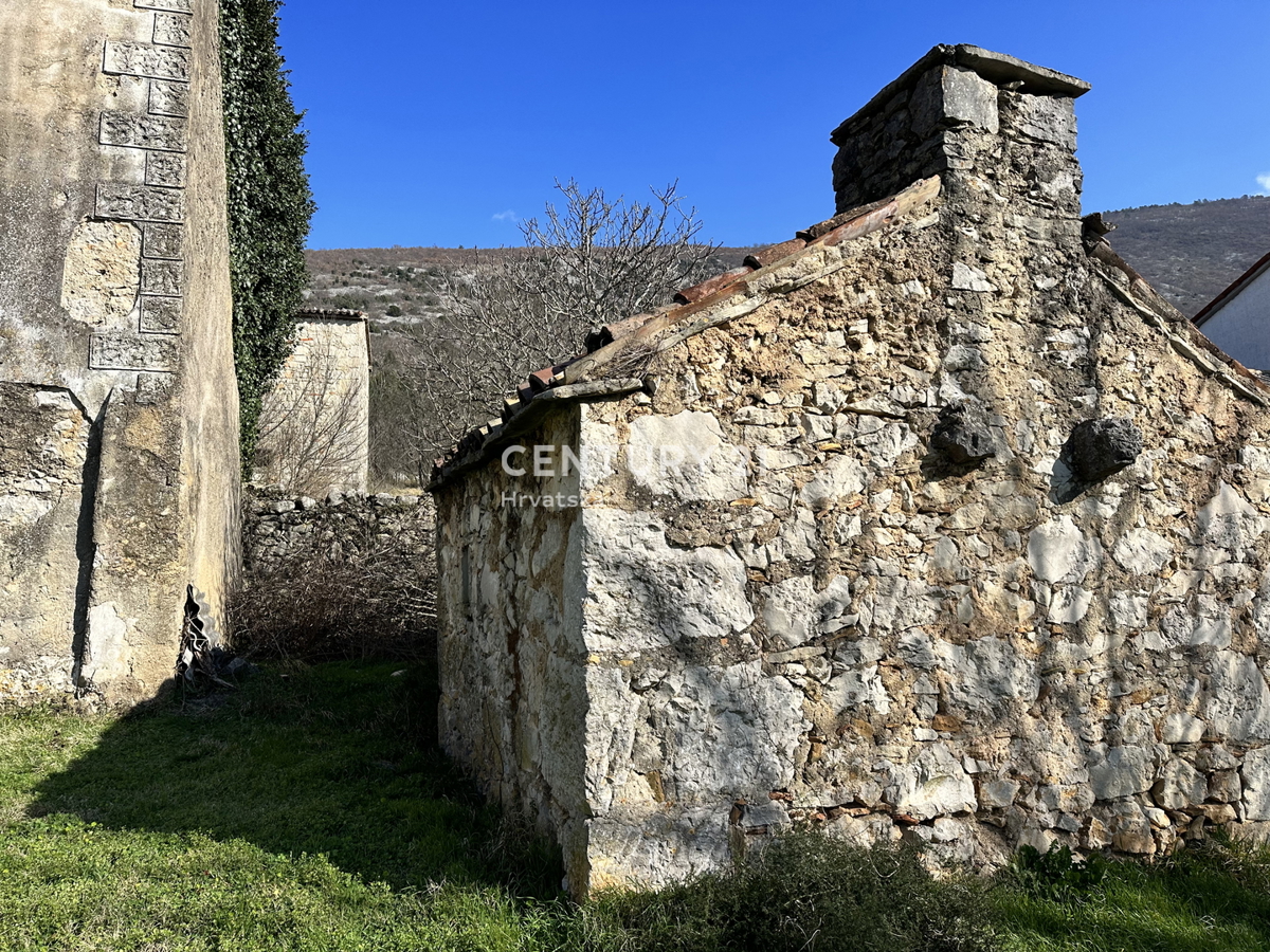 KRŠAN, TRE CASE IN PIETRA CON AMPIO TERRENO EDIFICABILE, VISTA APERTA SULLA NATURA