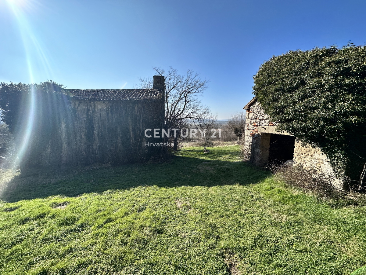 KRŠAN, TRE CASE IN PIETRA CON AMPIO TERRENO EDIFICABILE, VISTA APERTA SULLA NATURA