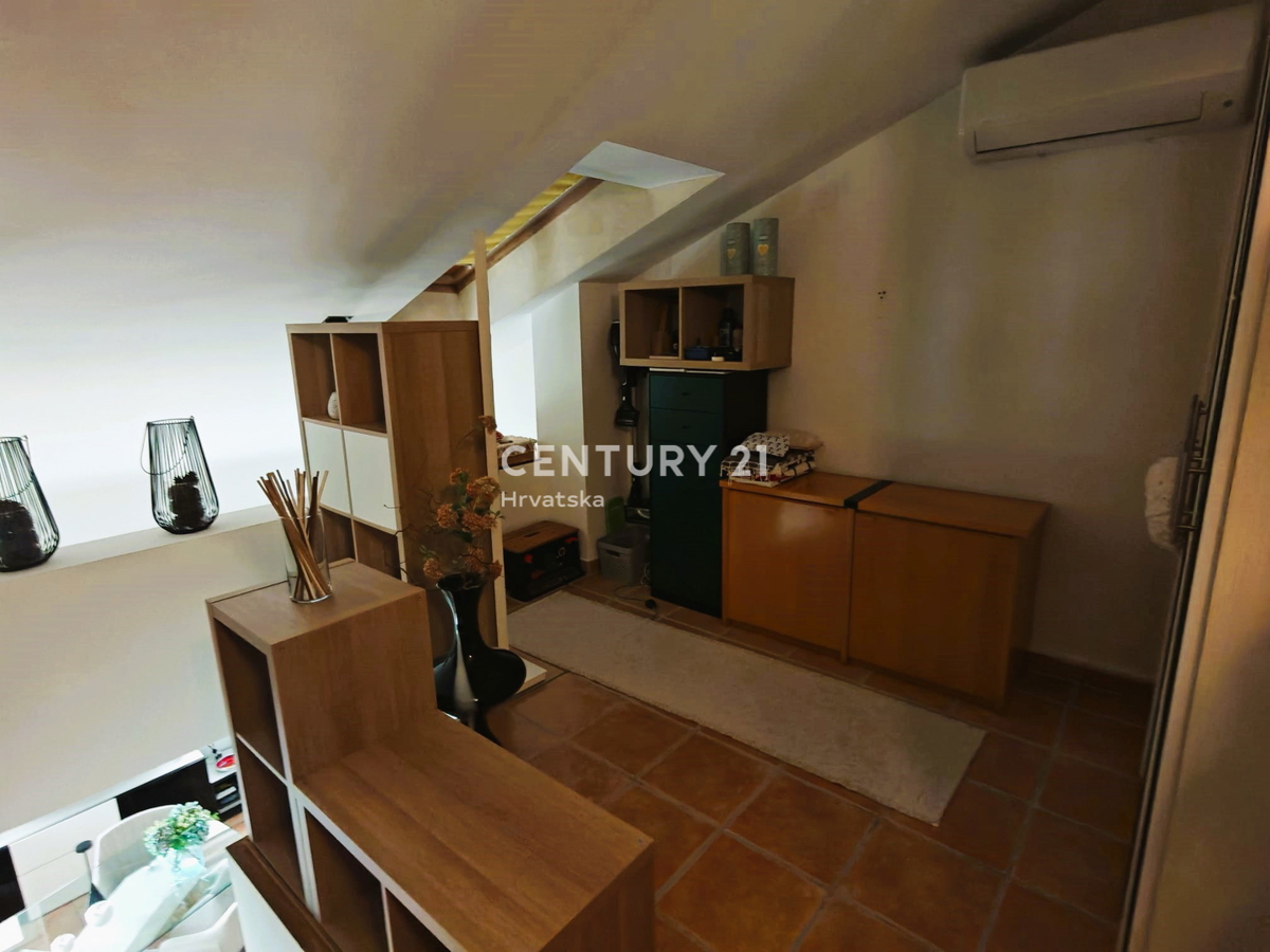 ROVINJ, VENDESI APPARTAMENTO SU DUE LIVELLI