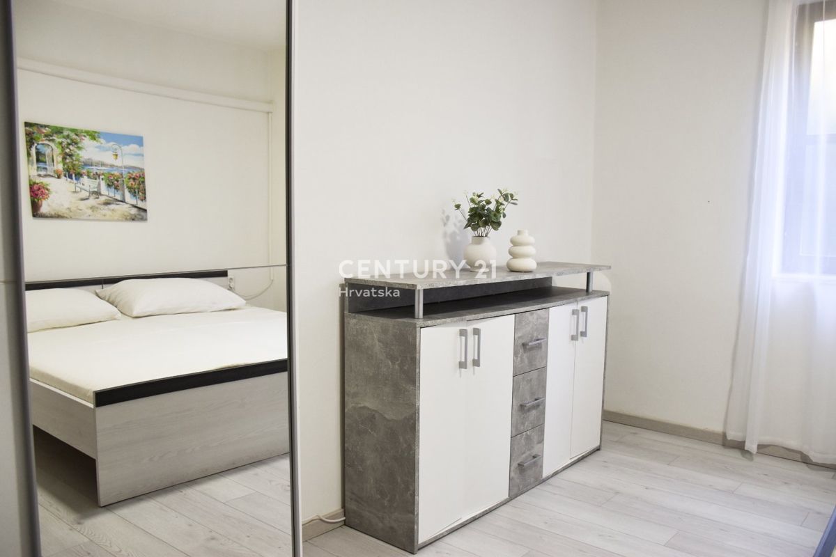 POREČ, VENDESI AMPIO APPARTAMENTO IN OTTIMA POSIZIONE A SOLI 500 M DAL MARE