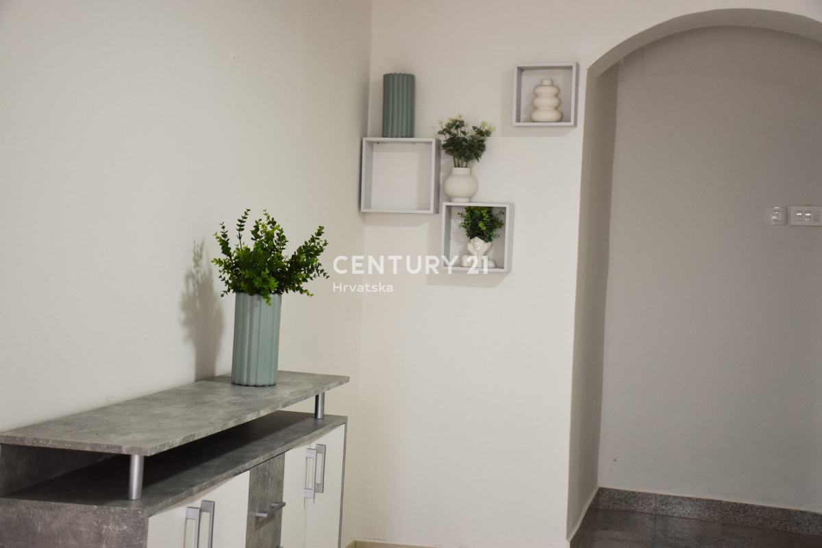 POREČ, VENDESI AMPIO APPARTAMENTO IN OTTIMA POSIZIONE A SOLI 500 M DAL MARE