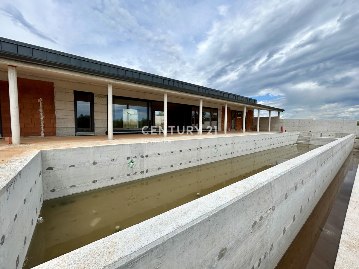 BUJE, DINTORNI, VILLA MODERNA DAL DESIGN CONTEMPORANEO