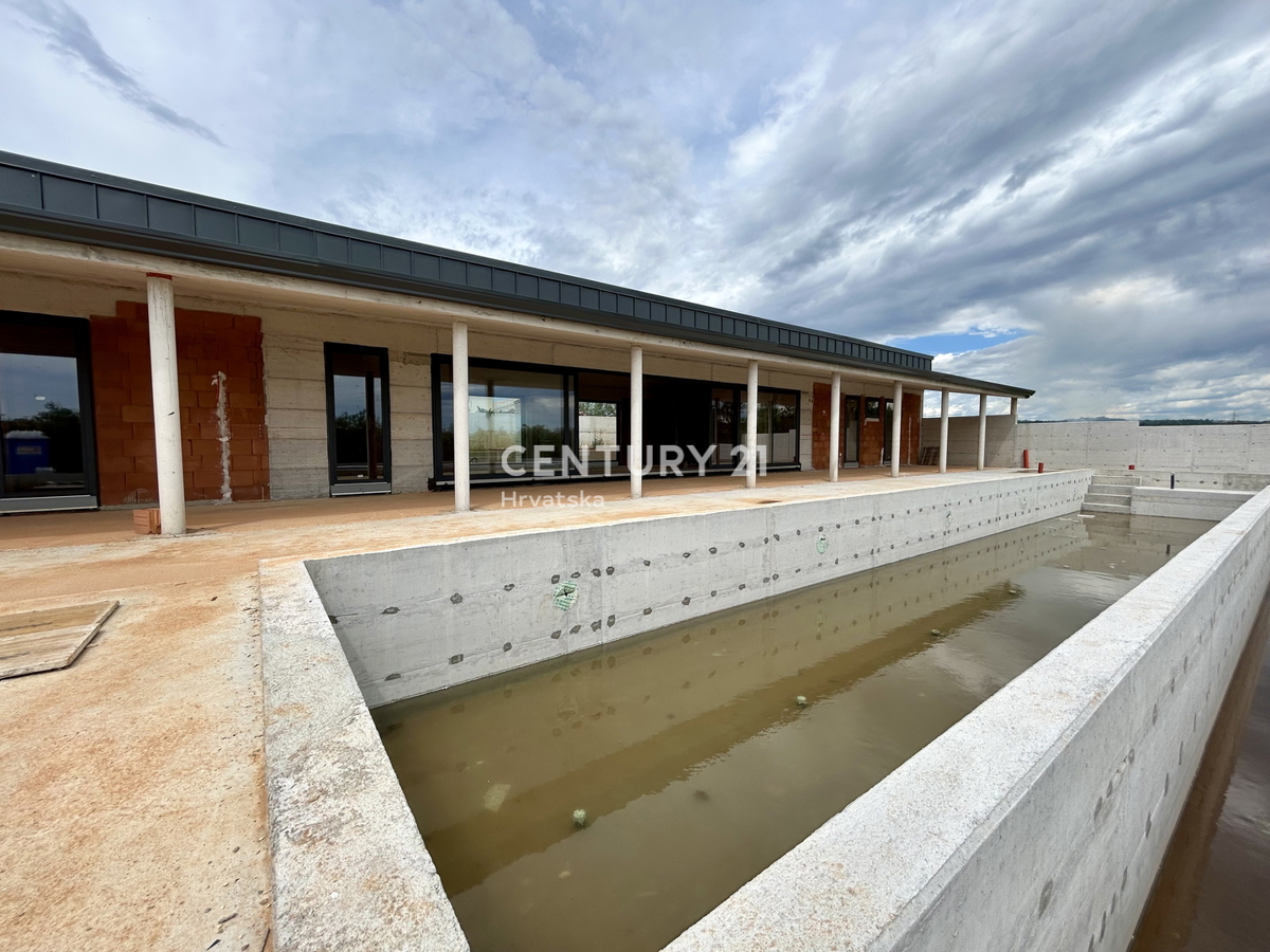 BUJE, DINTORNI, VILLA MODERNA DAL DESIGN CONTEMPORANEO