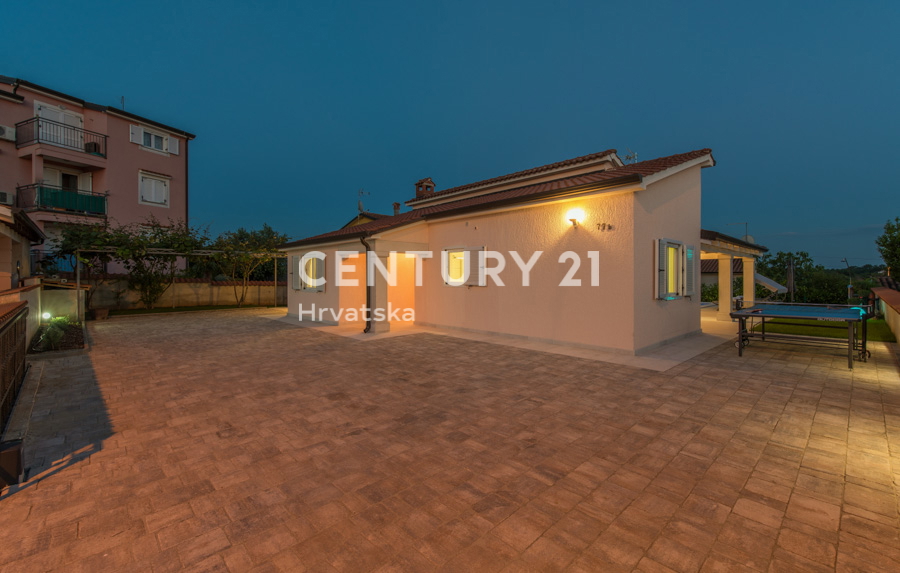POREČ, VENDESI CASA PIANO TERRA CON PISCINA