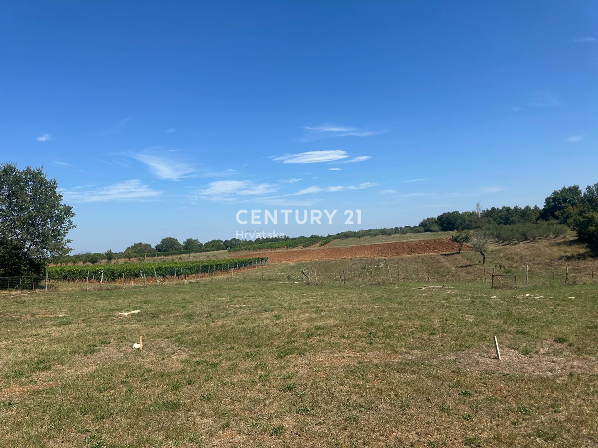 POREČ, BEL TERRENO EDIFICABILE ULTIMO NELLA ZONA EDIFICABILE