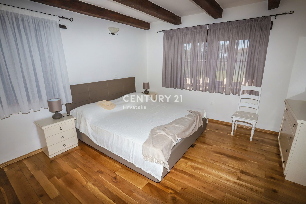 TINJAN, VILLA CON PISCINA IN STILE TRADIZIONALE