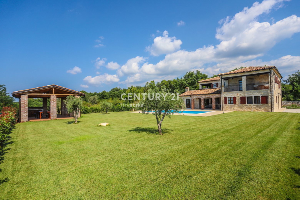 TINJAN, VILLA CON PISCINA IN STILE TRADIZIONALE