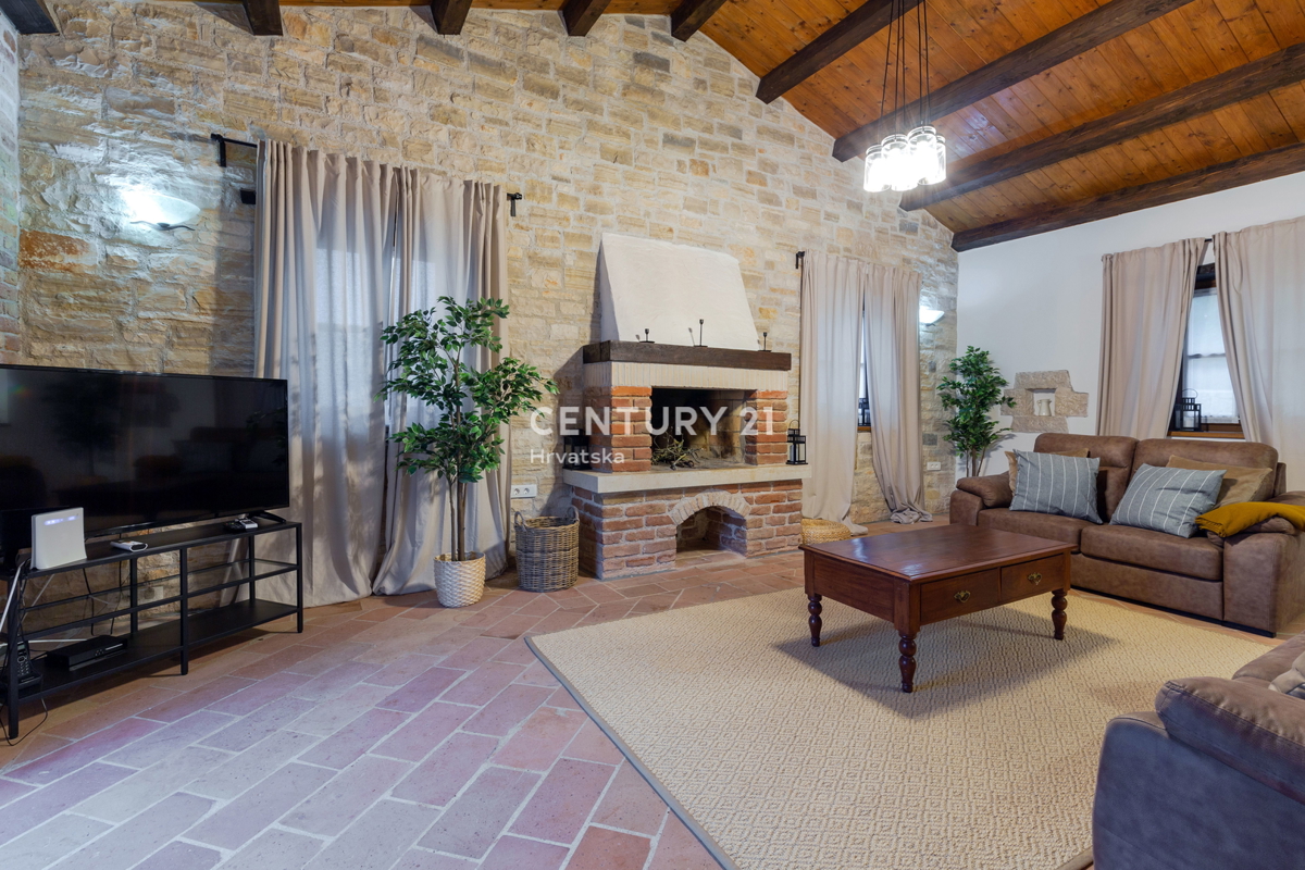 TINJAN, VILLA CON PISCINA IN STILE TRADIZIONALE