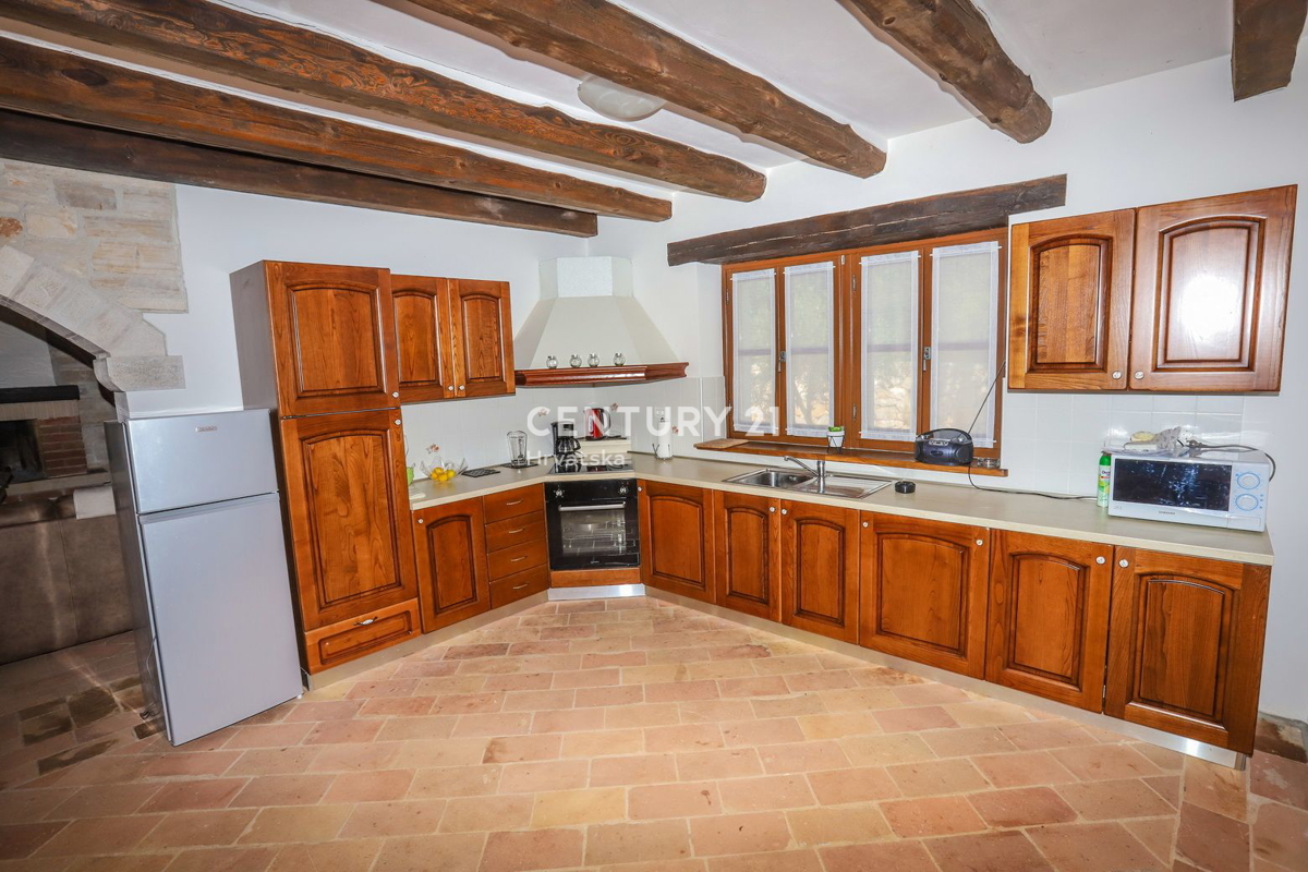 TINJAN, VILLA CON PISCINA IN STILE TRADIZIONALE