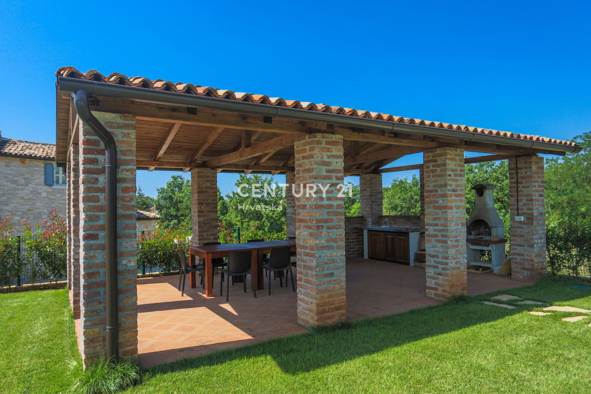 TINJAN, VILLA CON PISCINA IN STILE TRADIZIONALE