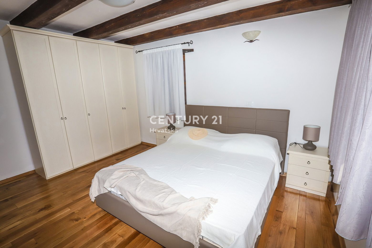 TINJAN, VILLA CON PISCINA IN STILE TRADIZIONALE