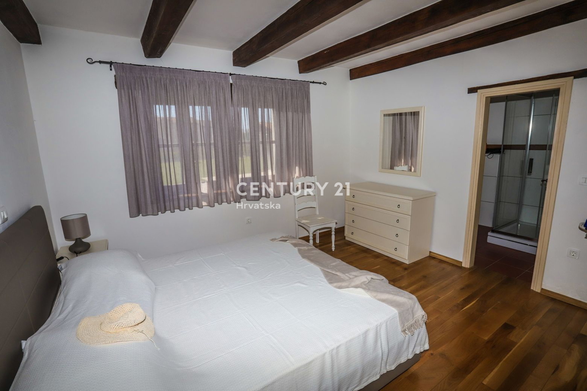 TINJAN, VILLA CON PISCINA IN STILE TRADIZIONALE