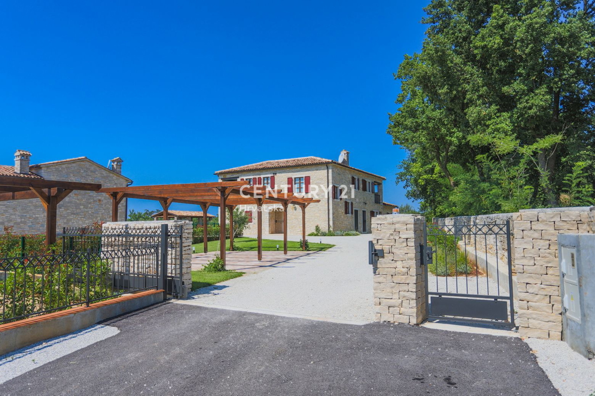 TINJAN, VILLA CON PISCINA IN STILE TRADIZIONALE