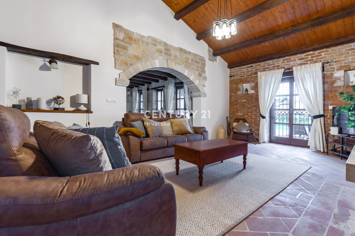 TINJAN, VILLA CON PISCINA IN STILE TRADIZIONALE