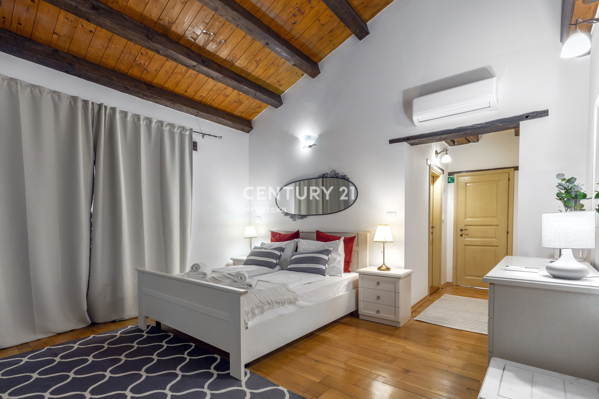 TINJAN, VILLA CON PISCINA IN STILE TRADIZIONALE