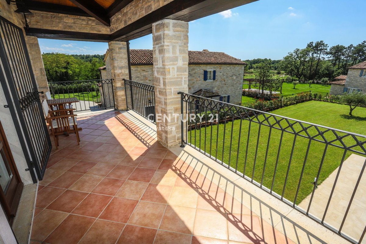 TINJAN, VILLA CON PISCINA IN STILE TRADIZIONALE