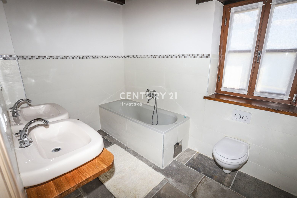 TINJAN, VILLA CON PISCINA IN STILE TRADIZIONALE