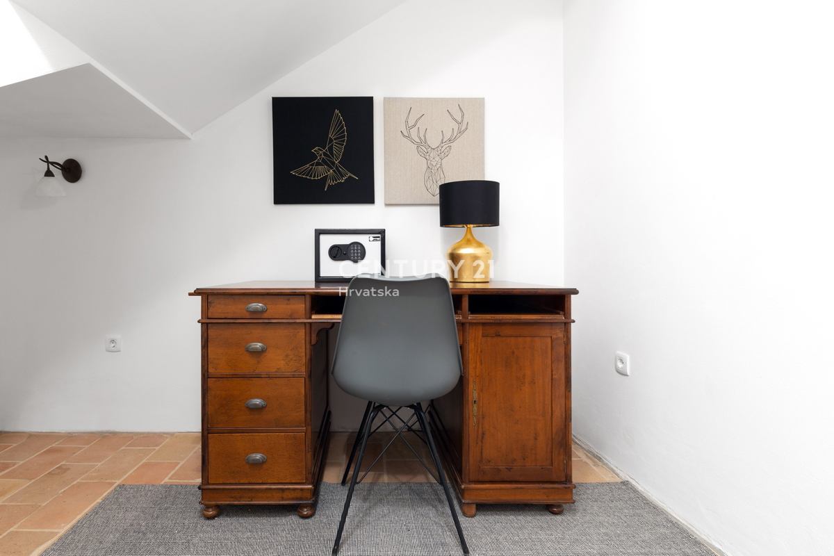 TINJAN, VILLA CON PISCINA IN STILE TRADIZIONALE