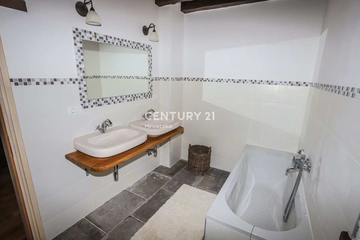 TINJAN, VILLA CON PISCINA IN STILE TRADIZIONALE