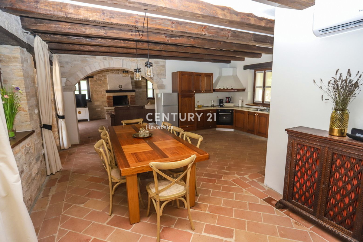 TINJAN, VILLA CON PISCINA IN STILE TRADIZIONALE