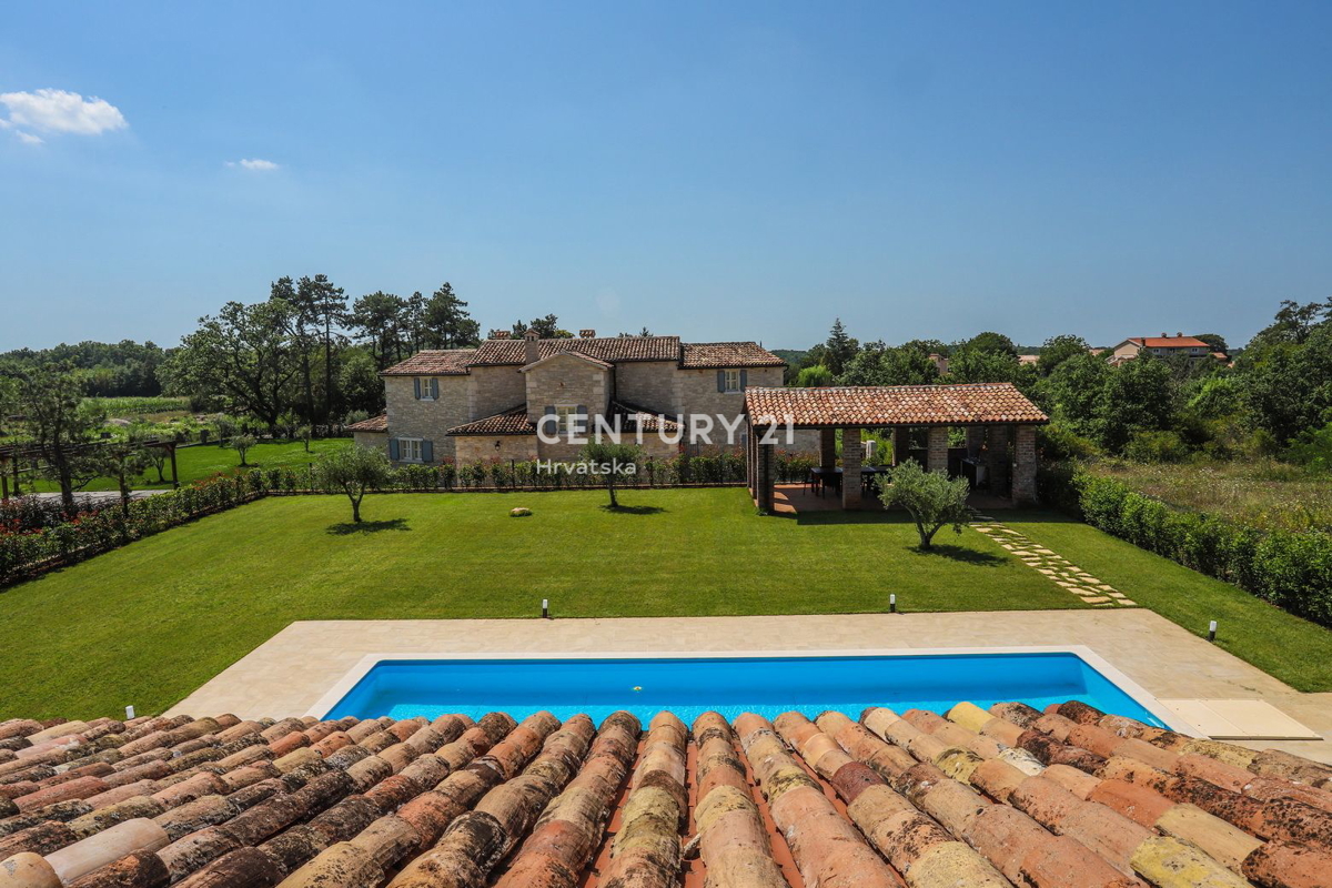 TINJAN, VILLA CON PISCINA IN STILE TRADIZIONALE