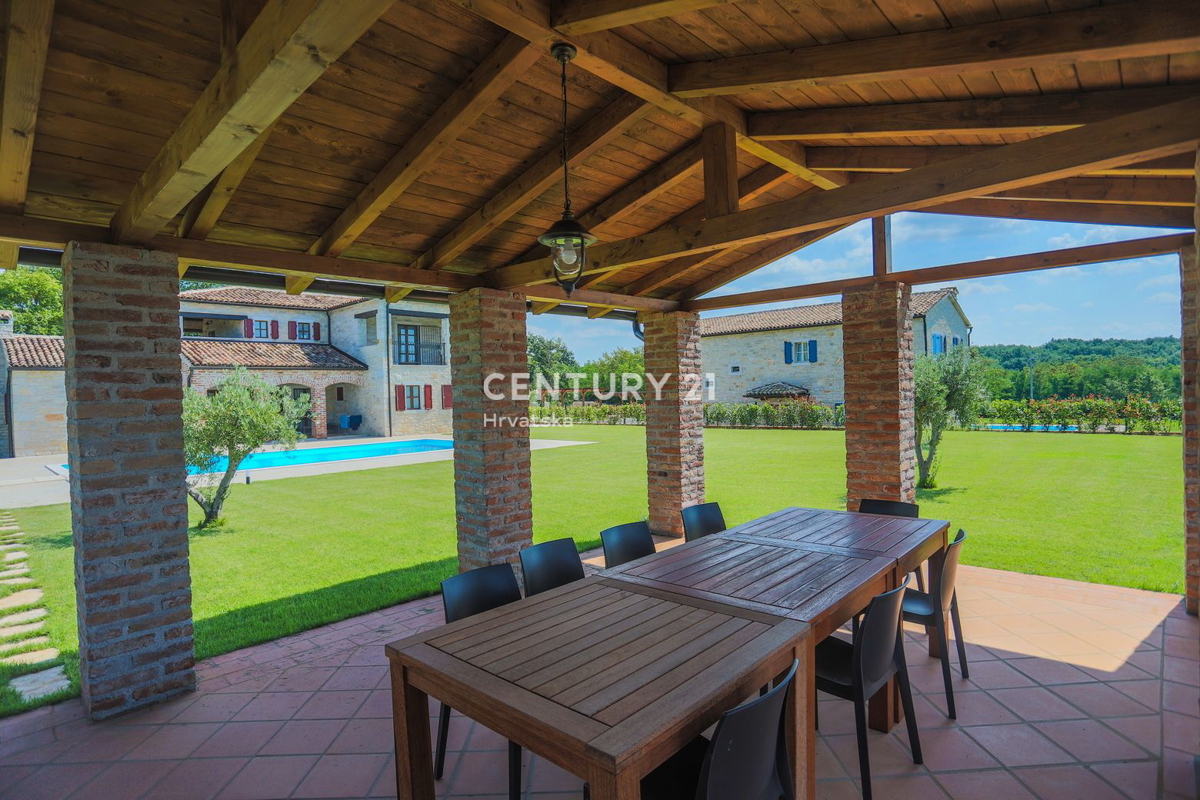 TINJAN, VILLA CON PISCINA IN STILE TRADIZIONALE