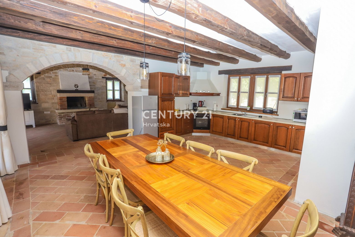 TINJAN, VILLA CON PISCINA IN STILE TRADIZIONALE