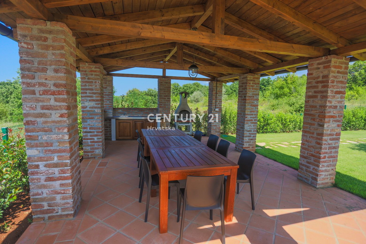 TINJAN, VILLA CON PISCINA IN STILE TRADIZIONALE