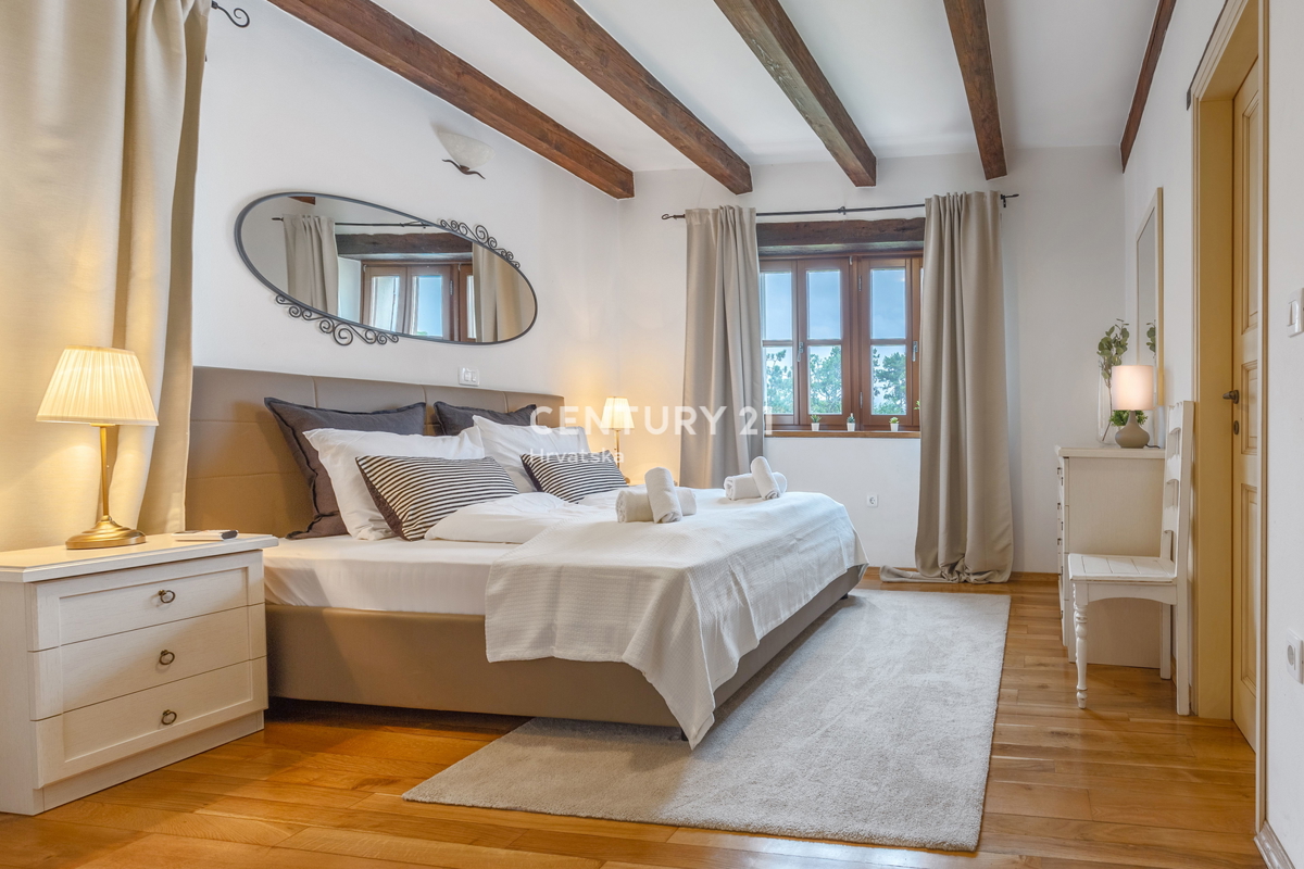 TINJAN, VILLA CON PISCINA IN STILE TRADIZIONALE