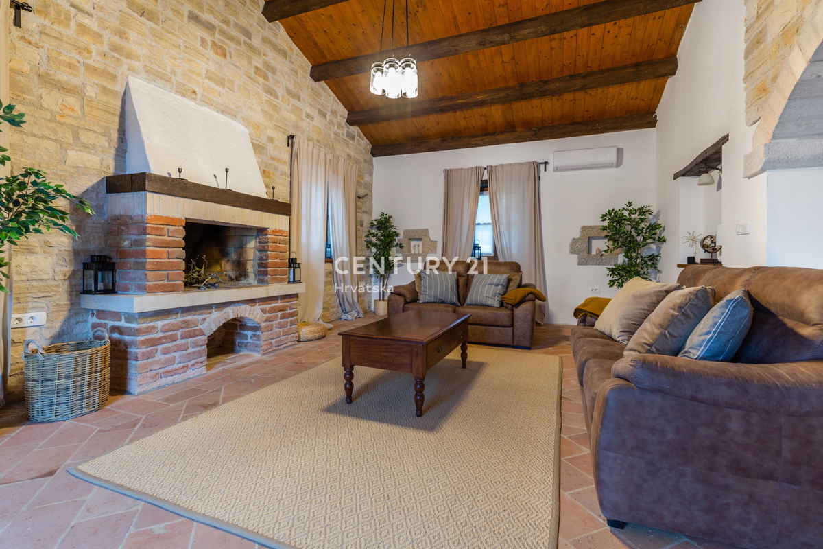 TINJAN, VILLA CON PISCINA IN STILE TRADIZIONALE