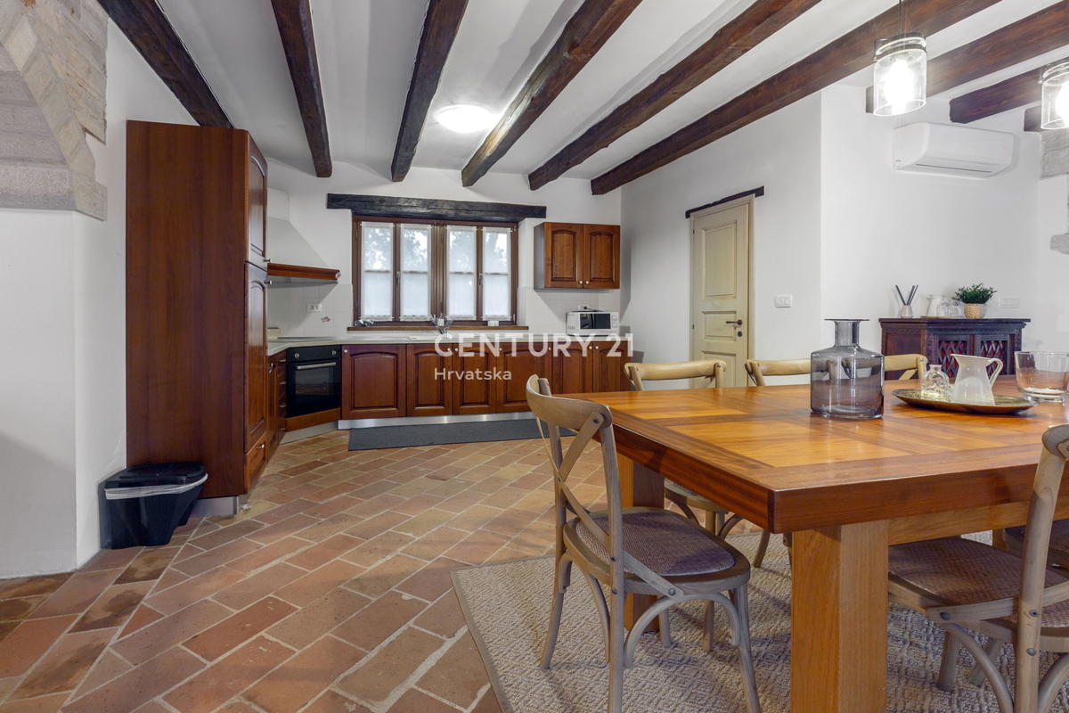 TINJAN, VILLA CON PISCINA IN STILE TRADIZIONALE