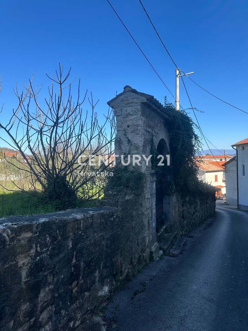 VIŽINADA, VENDITA TERRENO EDIFICABILE CON VISTA SU MOTOVUN
