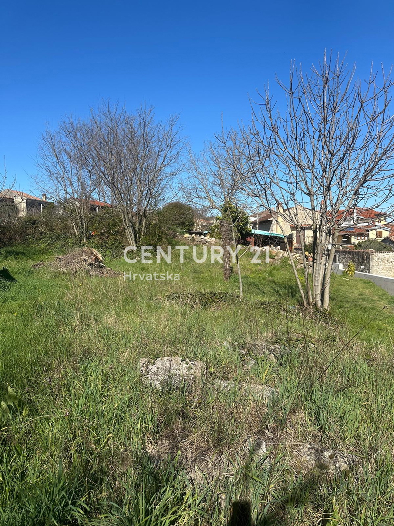 VIŽINADA, VENDITA TERRENO EDIFICABILE CON VISTA SU MOTOVUN