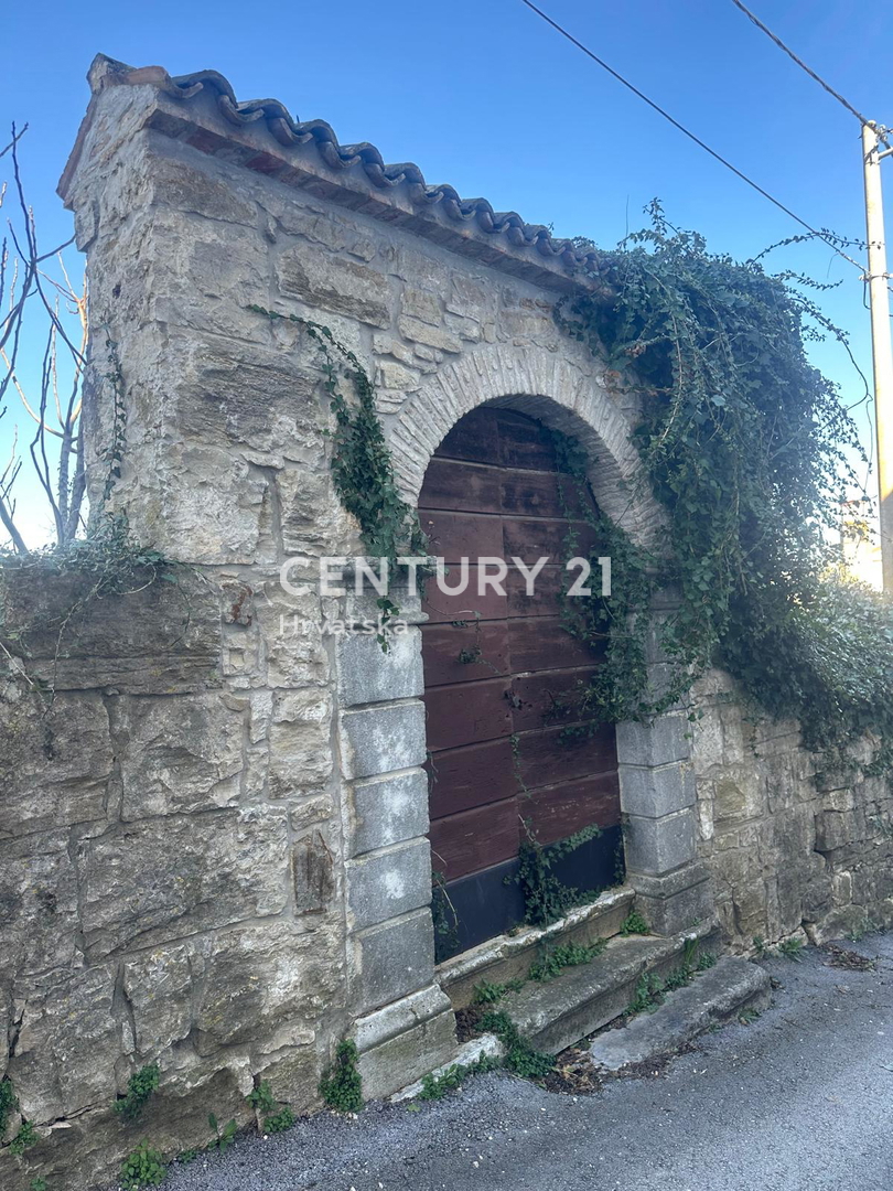 VIŽINADA, VENDITA TERRENO EDIFICABILE CON VISTA SU MOTOVUN