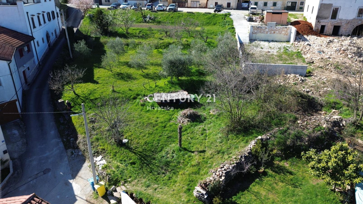 VIŽINADA, VENDITA TERRENO EDIFICABILE CON VISTA SU MOTOVUN