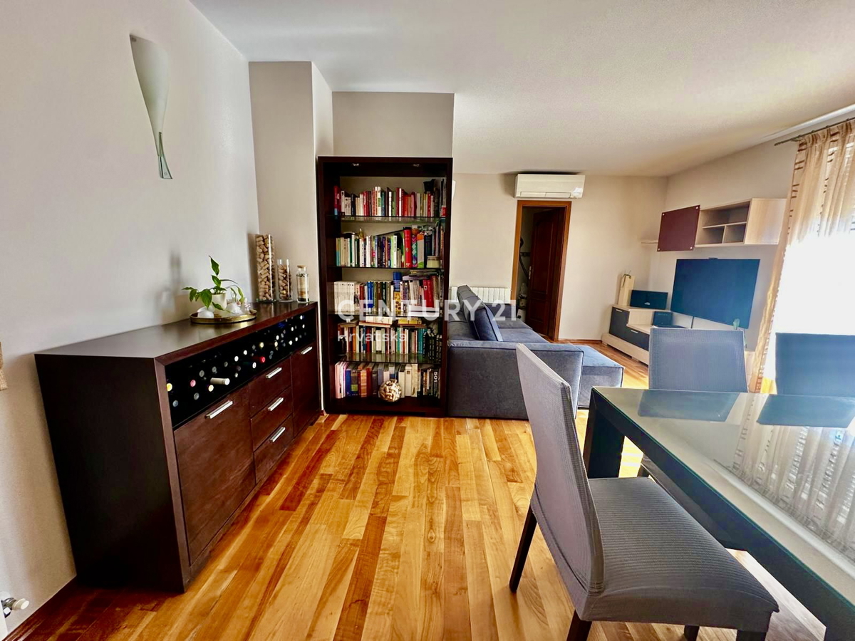 Poreč, appartamento completamente arredato e pronto per essere abitato a soli 400 metri dalla spiaggia