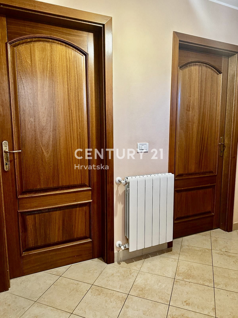 Poreč, appartamento completamente arredato e pronto per essere abitato a soli 400 metri dalla spiaggia