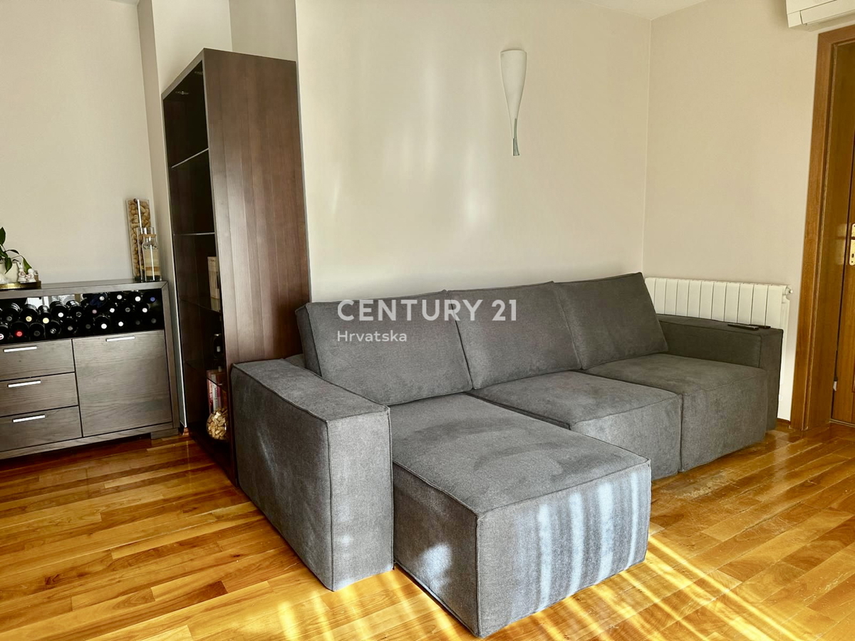 Poreč, appartamento completamente arredato e pronto per essere abitato a soli 400 metri dalla spiaggia