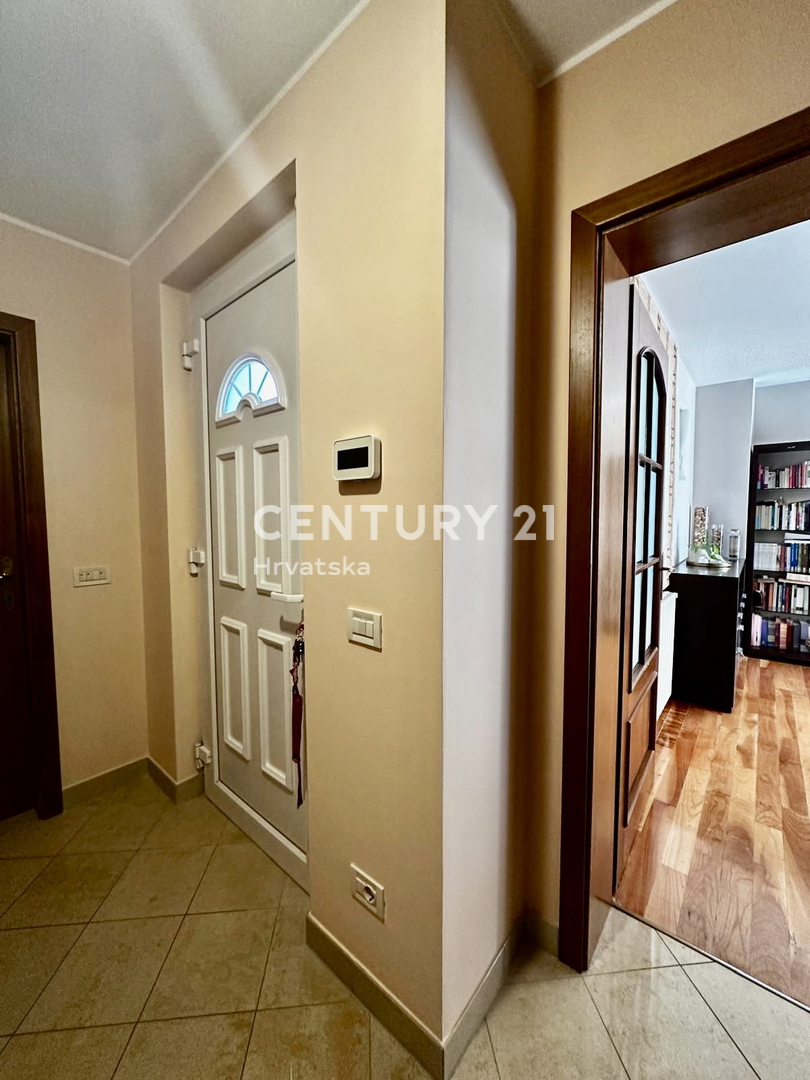 Poreč, appartamento completamente arredato e pronto per essere abitato a soli 400 metri dalla spiaggia