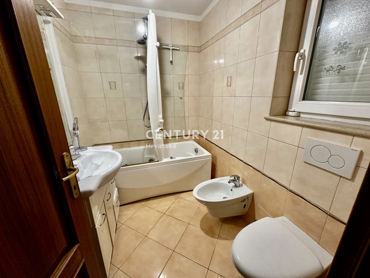 Poreč, appartamento completamente arredato e pronto per essere abitato a soli 400 metri dalla spiaggia