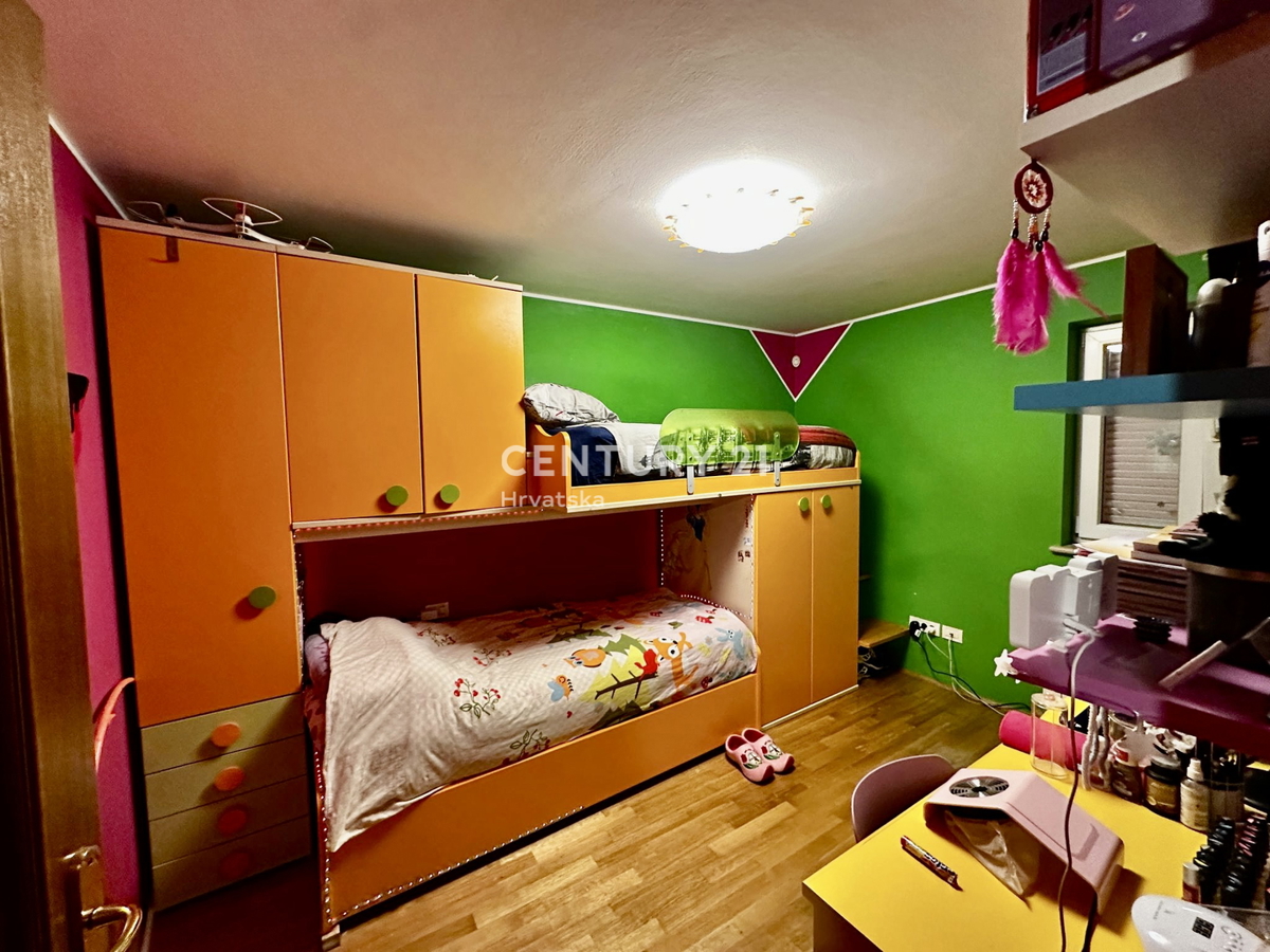 Poreč, appartamento completamente arredato e pronto per essere abitato a soli 400 metri dalla spiaggia