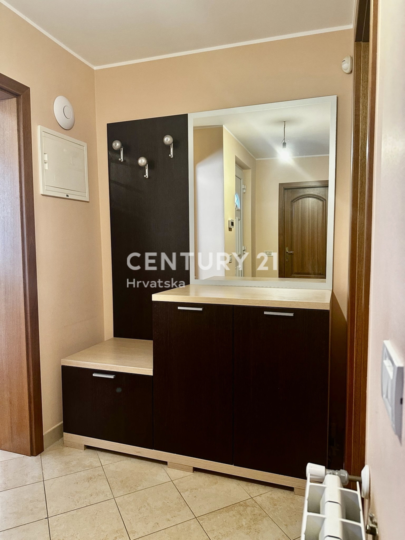 Poreč, appartamento completamente arredato e pronto per essere abitato a soli 400 metri dalla spiaggia