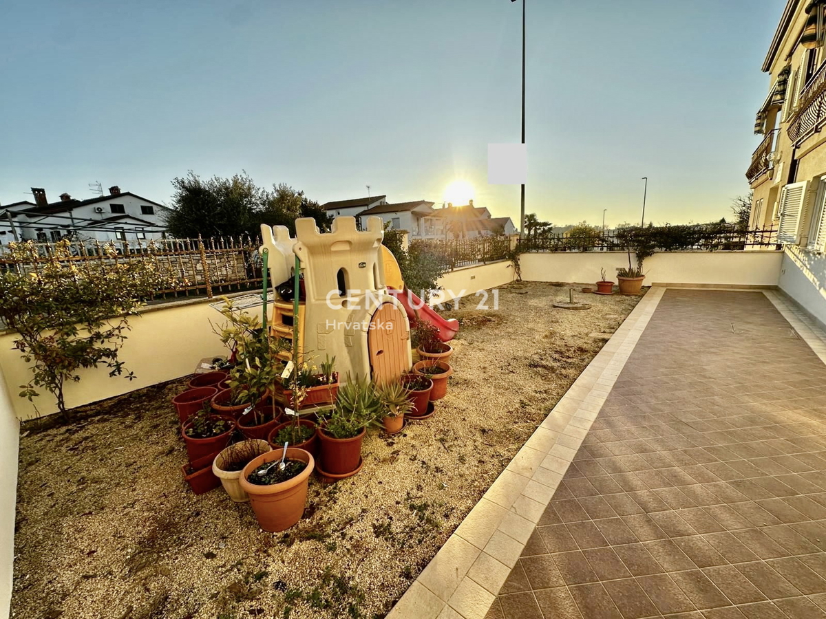 Poreč, appartamento completamente arredato e pronto per essere abitato a soli 400 metri dalla spiaggia