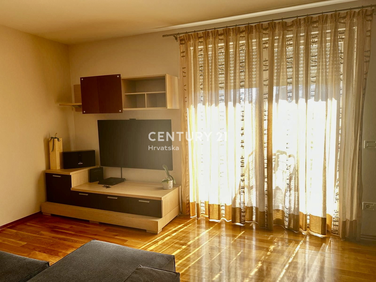 Poreč, appartamento completamente arredato e pronto per essere abitato a soli 400 metri dalla spiaggia