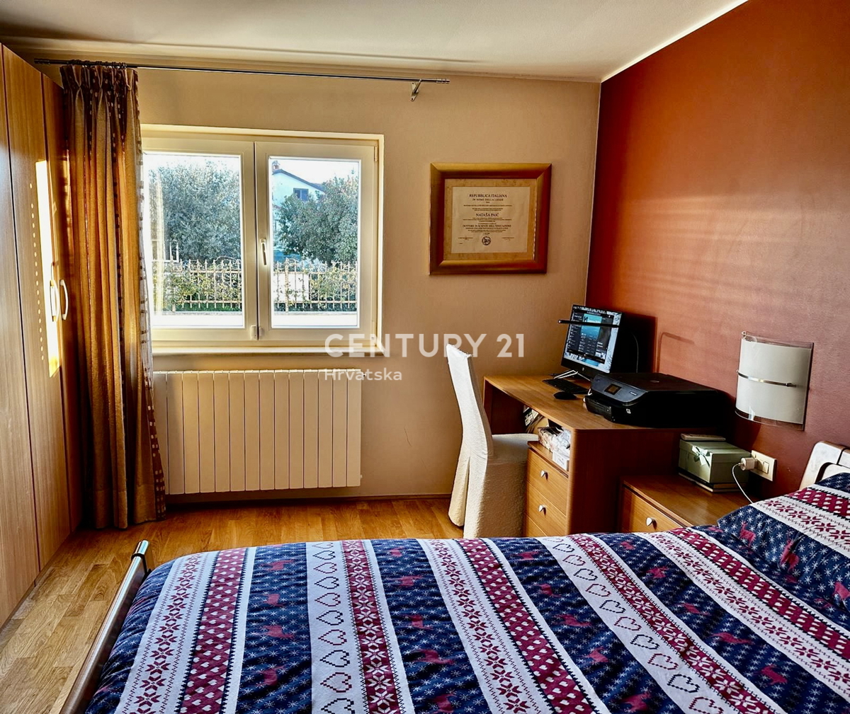 Poreč, appartamento completamente arredato e pronto per essere abitato a soli 400 metri dalla spiaggia