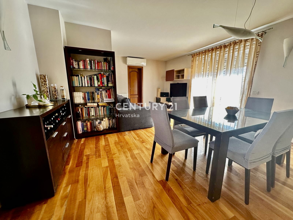 Poreč, appartamento completamente arredato e pronto per essere abitato a soli 400 metri dalla spiaggia