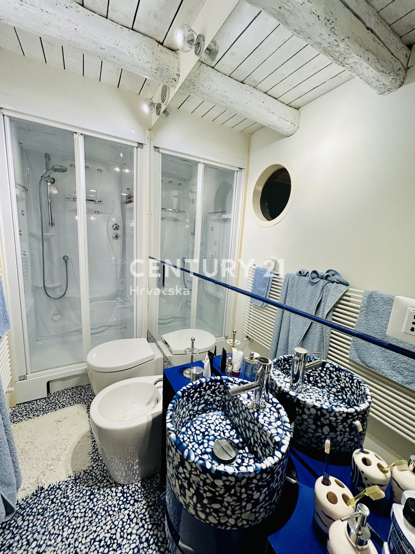 NOVIGRAD, DINTORNI, CASA IN PRIMA FILA SUL MARE