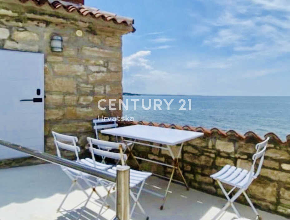 NOVIGRAD, DINTORNI, CASA IN PRIMA FILA SUL MARE